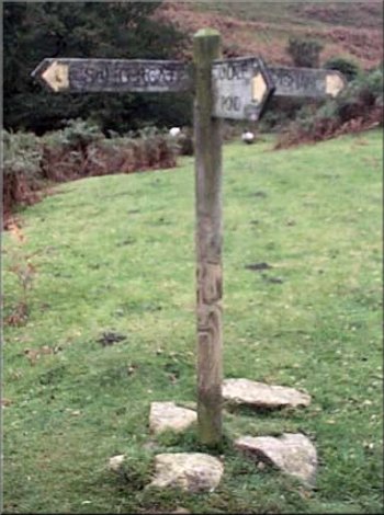 Sign post at the bottom of Dundale Griff