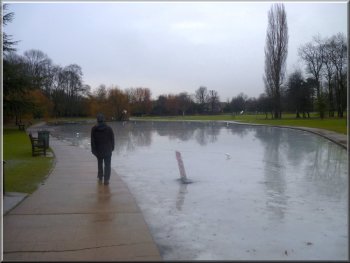 Frozen pond in Roiwantree Park