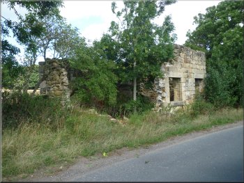 Ruined house beside Eccup Lane