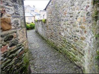 Cobbled alley from the churchyard to the Swine Market