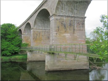 Looking back to the viaduct & footbridge across the Teviot