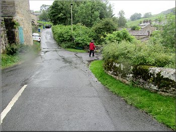 Turning right to the bridge over Hebden Beck